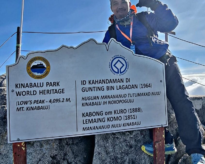 SEMBILAN STAF UTM PAGOH TAWAN PUNCAK GUNUNG KINABALU WALAU CUACA MENCABAR